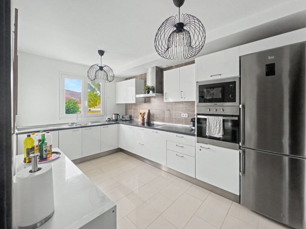 Kitchen full view