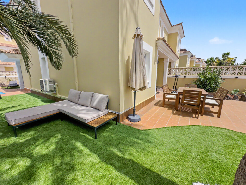Side garden seating corner