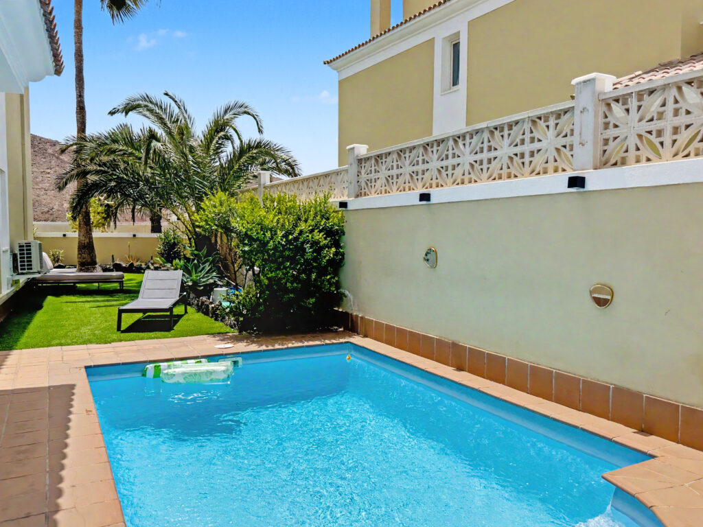 Side garden with pool view