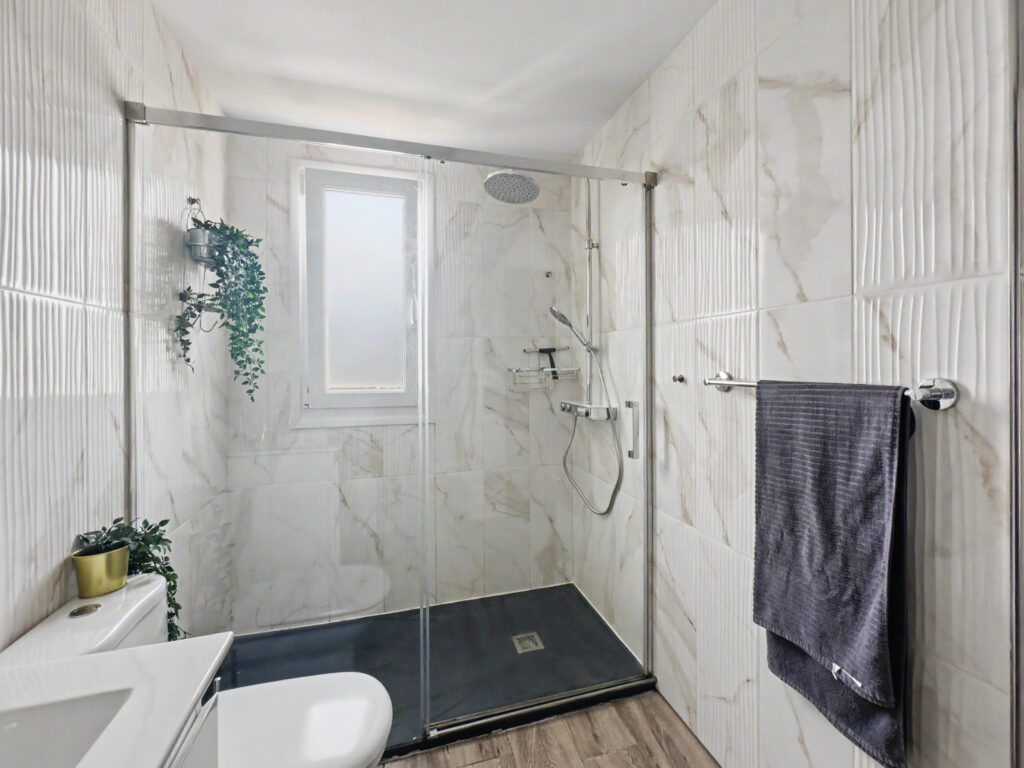 Ensuite bathroom detail